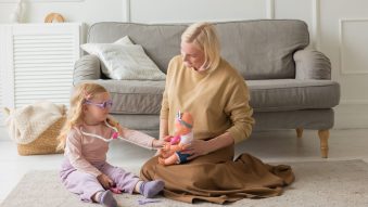 CONSTANȚA: Sprijin financiar de la autoritățile locale pentru plata serviciilor unei bone. Cine poate beneficia de acest ajutor