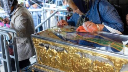 IAȘI: Aproape 90.000 de credincioşi s-au închinat la racla cu moaştele Sfintei Cuvioase Parascheva