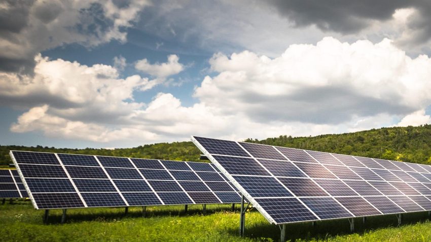 TULCEA: Primăria municipiului va depune spre finanțare două proiecte de parcuri fotovoltaice și stocare integrată